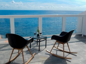 Beachhouse with amazing terrace next to the ocean